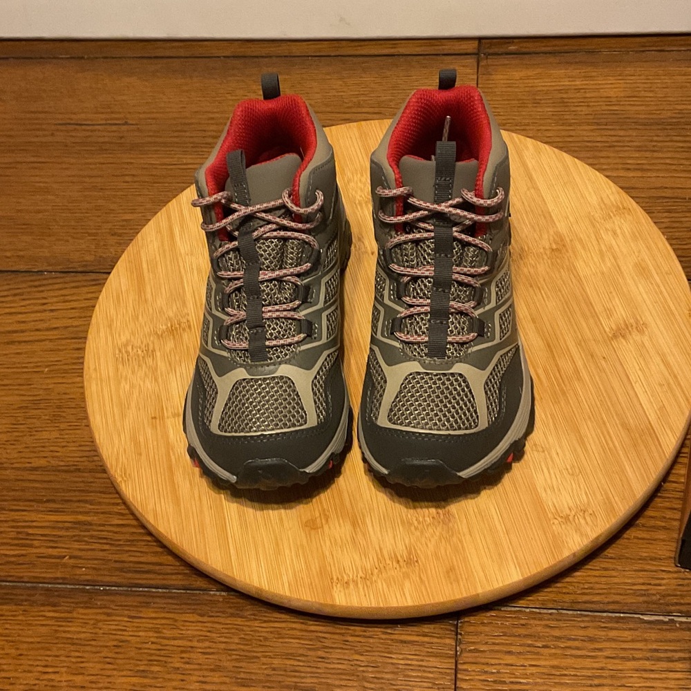 New in box boys Merrelll Moab waterproof hiking boots size 1 W boys